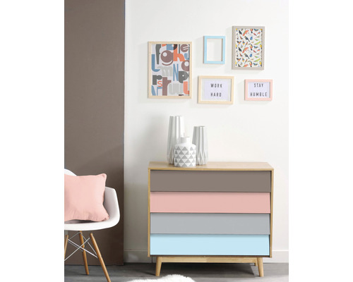 Kommode mit mehrfarbigen Schubladen in einem hellen Raum