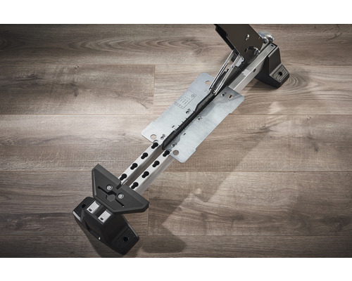 Laminatschneider auf Holzboden