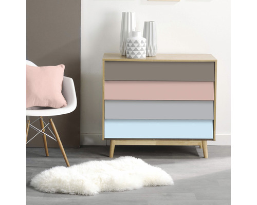 Kommode mit vier Schubladen in verschiedenen Farben, Dekoration und Teppich