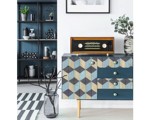 Wohnzimmerszene mit Kommode, Radio und Dekorationen