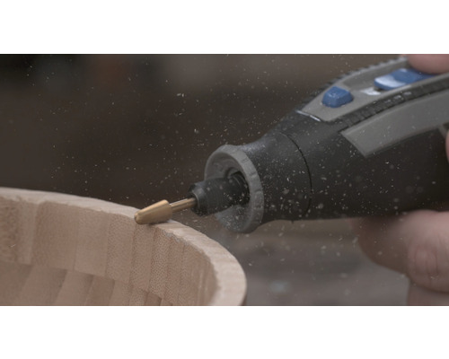 Outil multifonction Dremel travaillant un bol en bois
