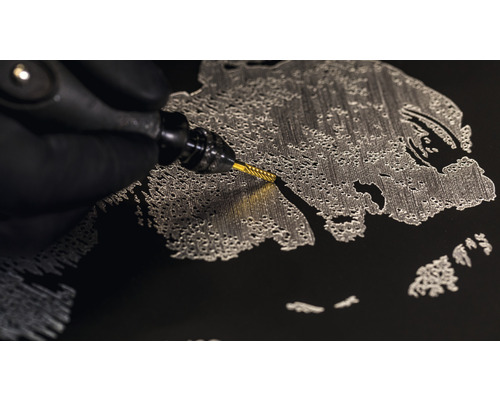 Gravieren einer Weltkarte mit einem Gravierwerkzeug