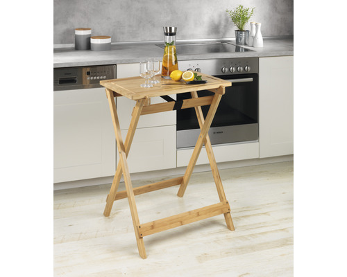 Zusammenklappbarer Beistelltisch aus Bambus in einer Küche