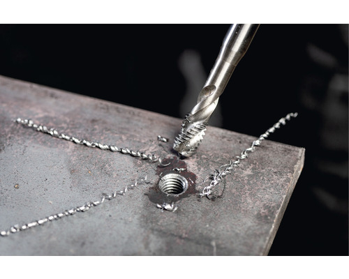 Gewindebohrer beim Schneiden eines Gewindes in Metall