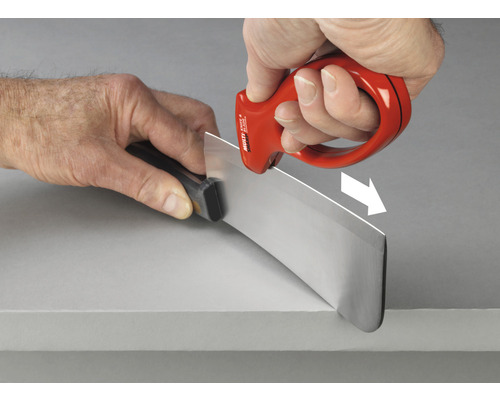 Person verwendet Fugenkratzer Werkzeug zum Entfernen von Fugenmasse