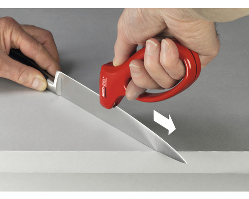 Messer wird mit Messerschärfer geschärft