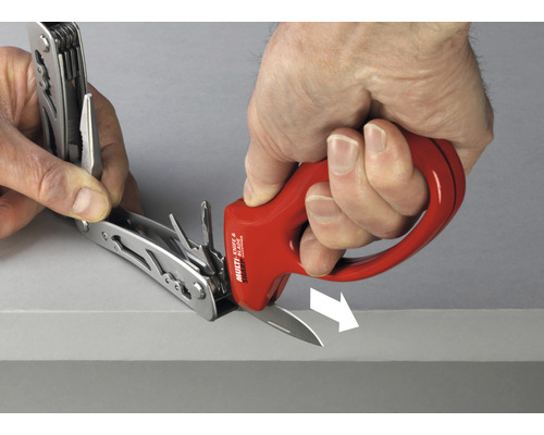 Eine Person schärft ein Multitool-Messer mit einem Messerschärfer.