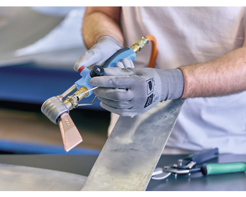 Une personne utilise un fer à souder pour la tôlerie.