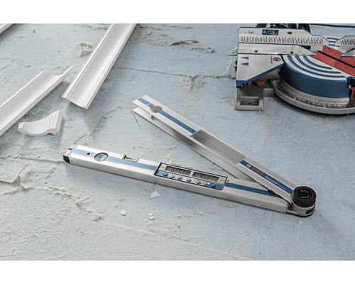 Szene mit Digitalwinkelmesser, Gehrungssäge und Zierleisten