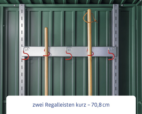 Regal mit zwei kurzen Regalleisten und Gartengeräten an einer grünen Wand