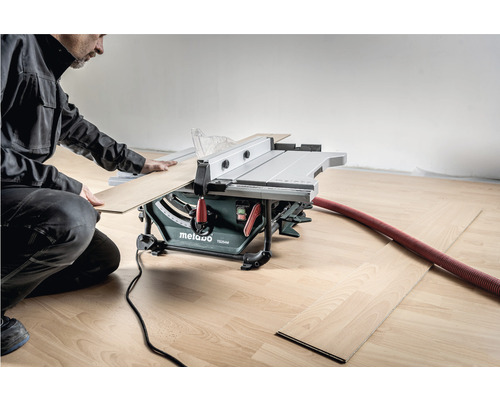Metabo Tischkreissäge im Einsatz mit Mann, der ein Holzbrett hält