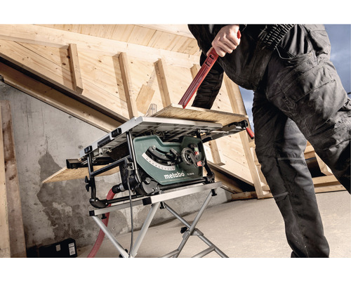 Eine Metabo Tischkreissäge wird zum Schneiden von Holz verwendet.