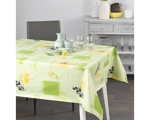 Tisch mit grüner Tischdecke mit Olivenmuster und Geschirr