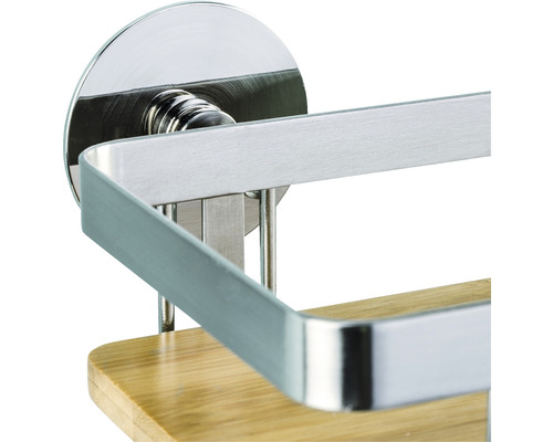 Detailaufnahme eines silberfarbenen Duschregals mit Bambusablage