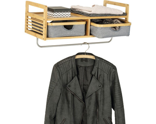 Garderobenständer aus Bambus mit Regalen, Körben und Jacke