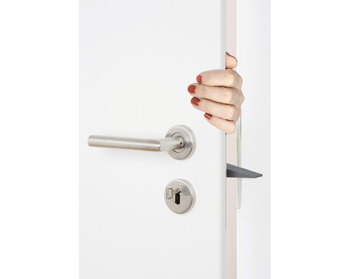 Weiße Tür mit Türgriff und Hand, die die Tür öffnet