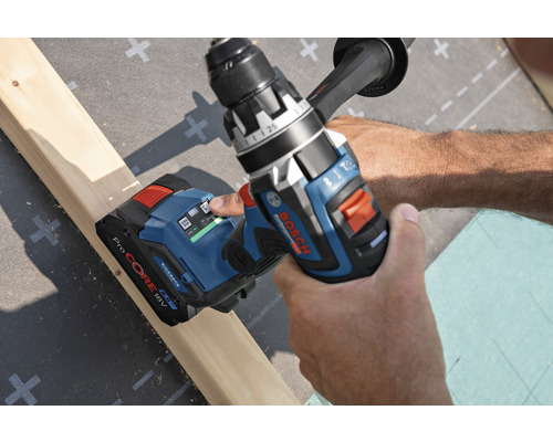 Bosch Akku-Bohrschrauber im Einsatz an einem Holzstück