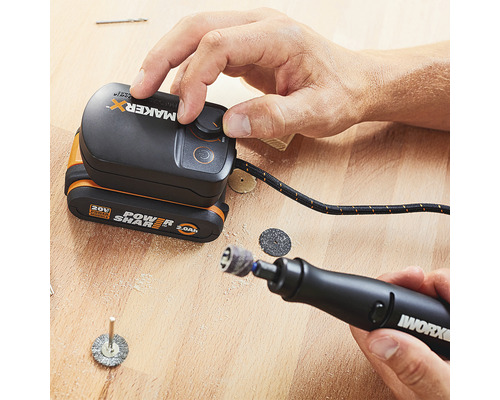 Outil Worx Maker X avec batterie et commandes sur une surface en bois