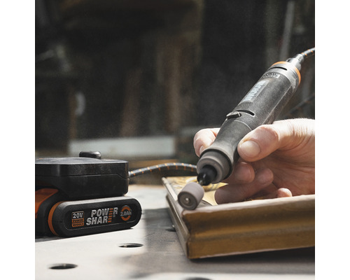 Meuleuse multifonction sans fil en utilisation avec batterie