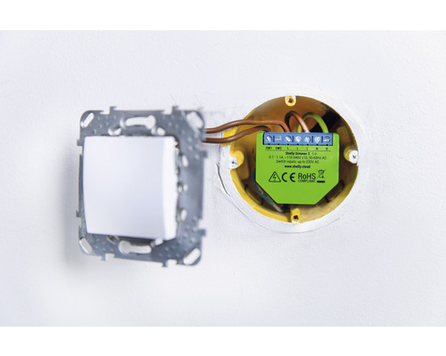 Shelly Dimmer 2 installé à côté d''un interrupteur