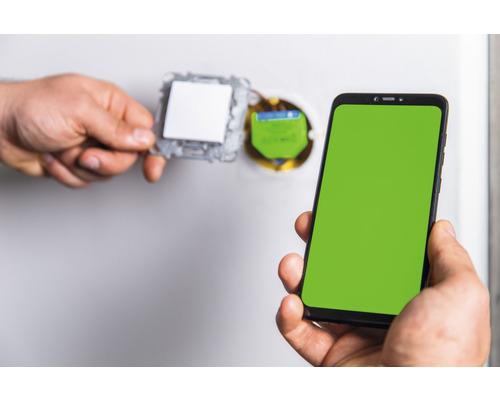 Installation d''un interrupteur avec support pour smartphone.