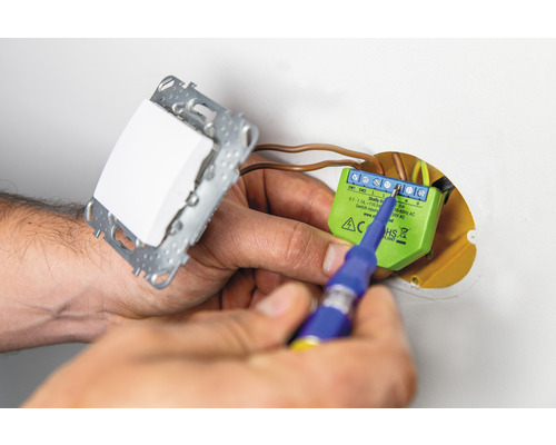 Installation d''un interrupteur de maison intelligente avec un tournevis