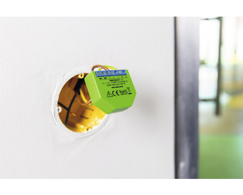 Variateur de lumière Smart Home Shelly Dimmer 2 installé dans une boîte murale
