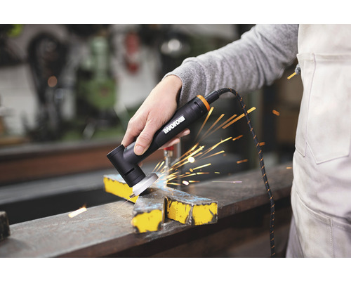 Personne meulant du métal avec une meuleuse d''angle WORX, provoquant des étincelles