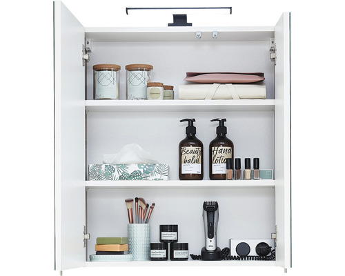 Armoire de salle de bains ouverte avec produits cosmétiques et rasoir