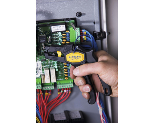 Utilisation d''une pince à dénuder Jokari Super 4 plus sur un tableau de commutation électronique