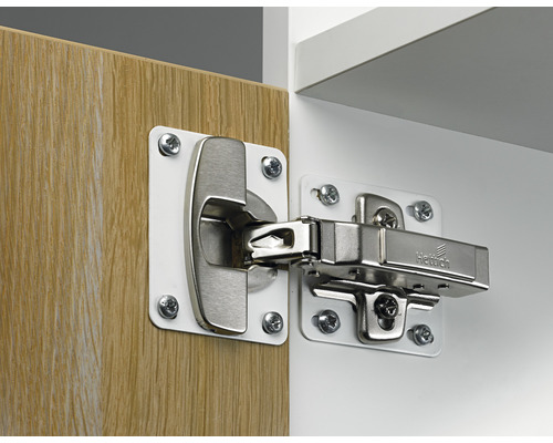 Hettich Logo Topfband an einer Möbeltür befestigt