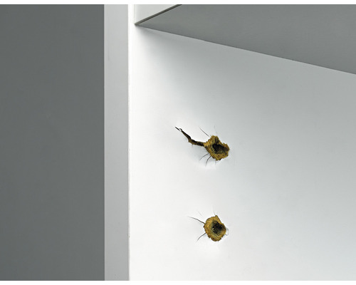 Zwei Bohrlöcher in einer Wand