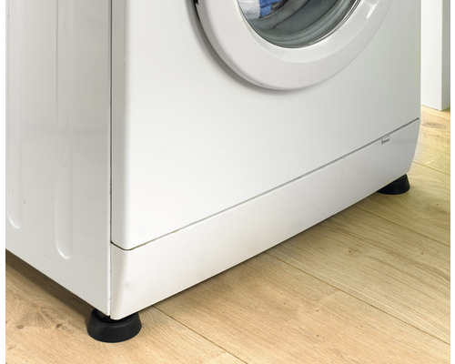 Waschmaschine mit Antivibrationsfüßen auf Holzboden
