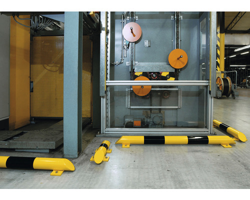Protections anti-collision jaunes et noires en acier devant des machines industrielles