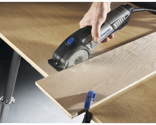 Scie compacte Dremel DSM20 en cours d''utilisation sur une plaque de bois