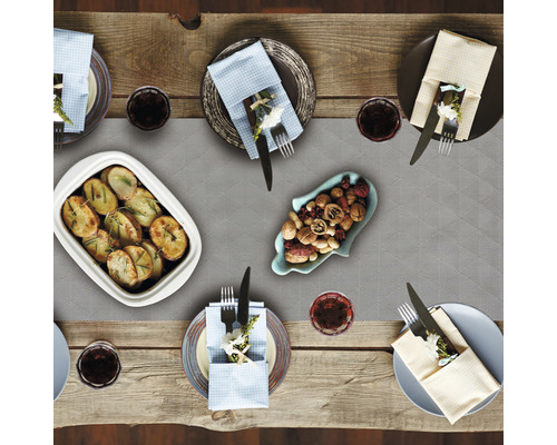 Festlich gedeckter Esstisch mit Speisen und Getränken