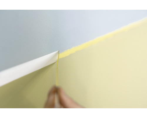 Abziehen von Malerkrepp auf einer Wand