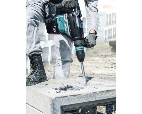 Ein Arbeiter verwendet einen Makita Abbruchhammer, um Beton aufzubrechen.