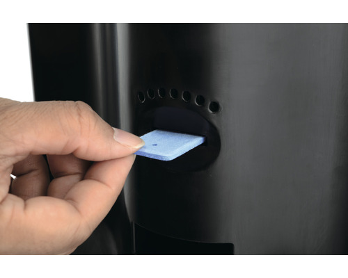 Insertion d''un tampon filtrant dans un produit pour bassin