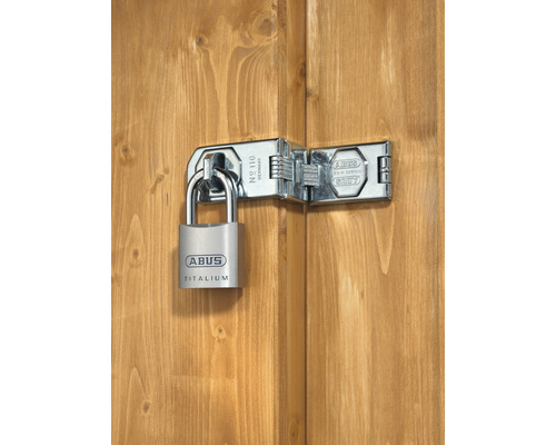 Cadenas ABUS Titalium avec moraillon sur porte en bois