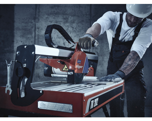 Fliesenschneider bei der Arbeit mit Fliesen