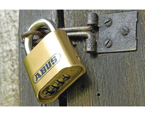 Cadenas à combinaison Abus sur une porte en bois