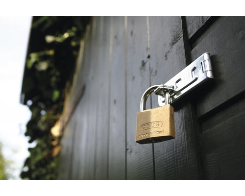 Cadenas avec moraillon fixé sur une porte en bois