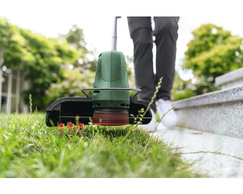 Rasentrimmer im Einsatz zum Schneiden von Gras