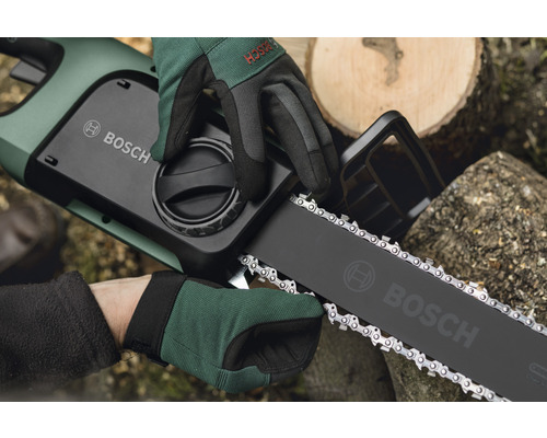 Logo Bosch sur une tronçonneuse à batterie tenue par deux mains gantées