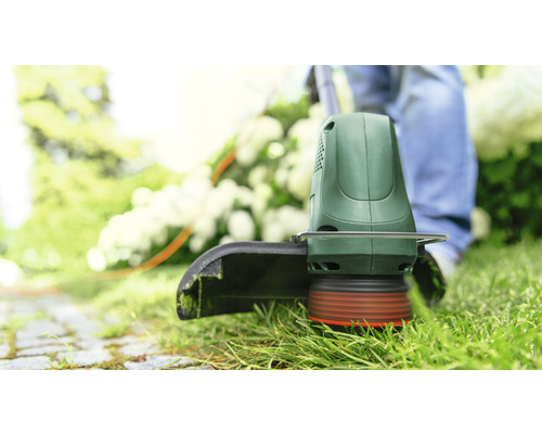 Rasentrimmer im Einsatz auf einer Rasenfläche.