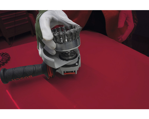 Brosse pour meuleuse d''angle tenue par une main