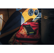 Goal Zero Logo Venture 75 Powerbank auf einer roten Tasche, im Hintergrund Paddel und Stand Up Paddle Board