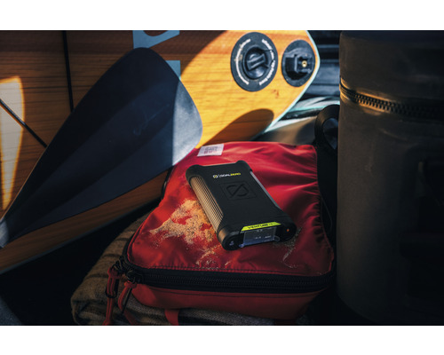 Goal Zero Logo Venture 75 Powerbank auf einer roten Tasche, im Hintergrund Paddel und Stand Up Paddle Board