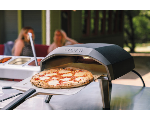 Four à pizza Ooni avec pizza sur une pelle à pizza